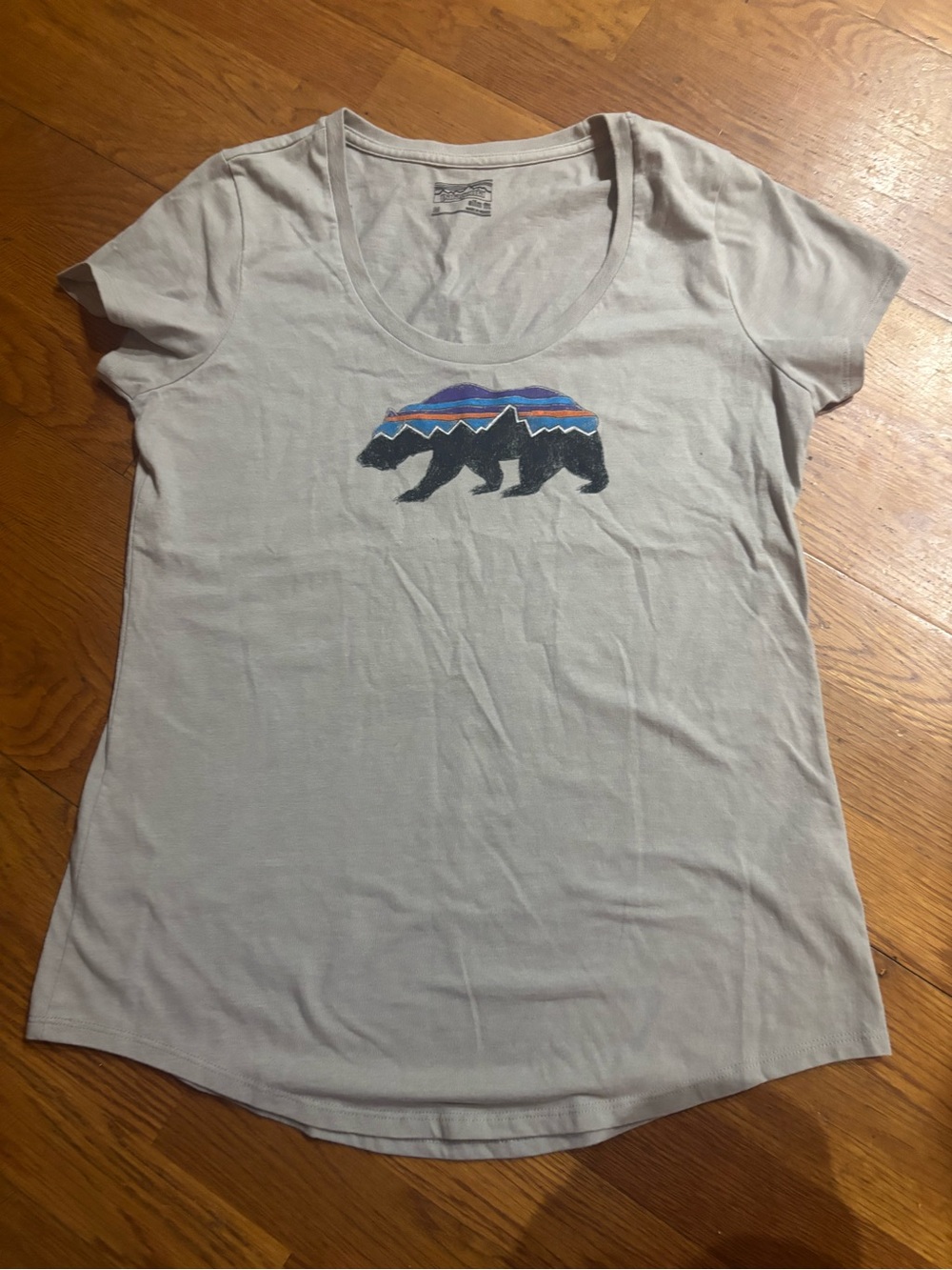 Patagonia Women’s Light Gray Scoop Neck Tee with Multicolor Bear Graphic